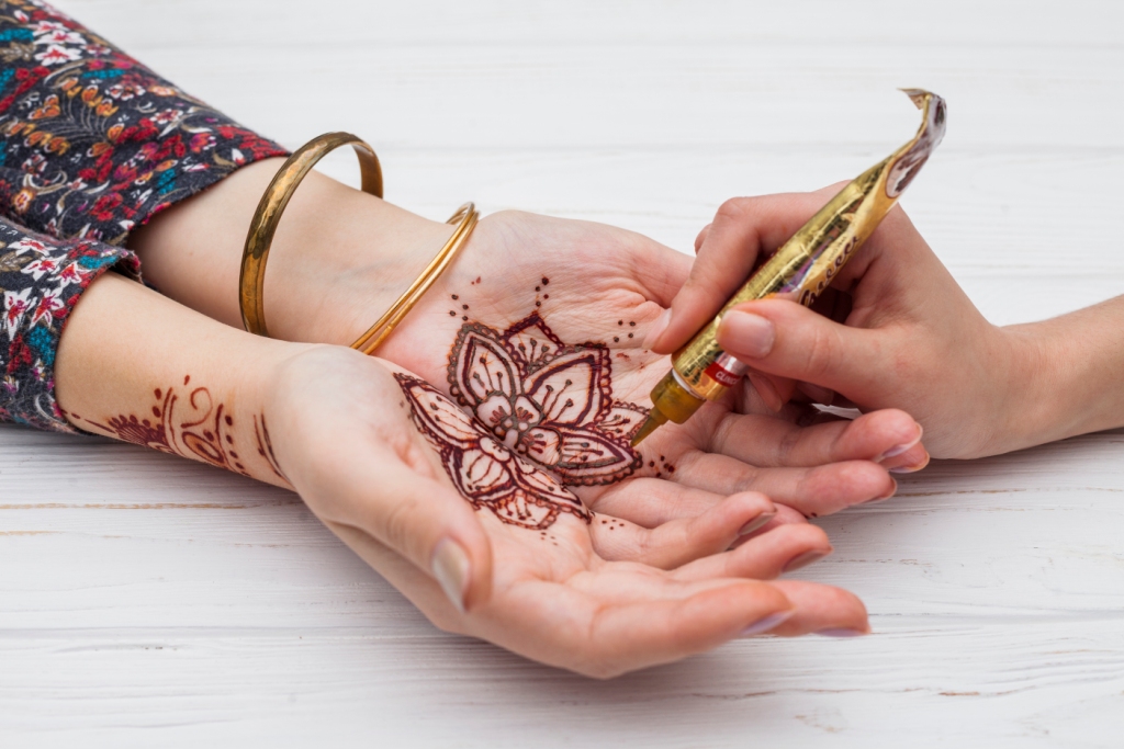 Simple Mehndi Designs Girl