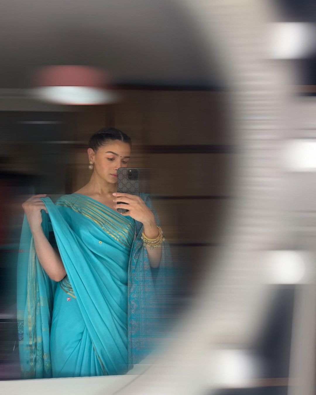 Alia bhatt blue saree Selfie